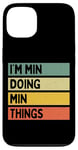 Coque pour iPhone 13 Citation personnalisée humoristique I'm Min Doing Min Things