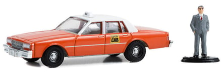 GREENLIGHT, CHEVROLET Impala Capitol cab taxi 1981 orange avec homme en costu...