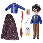 HARRY POTTER - COFFRET POUPÉE 20 CM + ACCESSOIRES HARRY POTTER WIZARDING WORLD - Poupée figurine Articulée Harry Potter 20 cm - Cape D'Invisibilité, 2 Tenues & 5 Accessoires - Jouet Enfant 6 ans et +