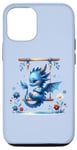 Coque pour iPhone 13 Dragon ludique se balançant dans le jardin sur fond bleu.
