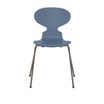 Fritz Hansen - 3101 Myran 4 ben, Lackad, Dusk Blue, Underrede Brown Bronze - Matstolar - designer_arne_jacobsen - Blå - Metall/Trä