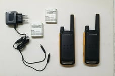 2 WALKIE TALKIES MOTOROLA TLKR T82 + CHARGER + BATTERIES + HEADSET + SUITCASE