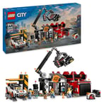 LEGO City Casse Automobile - Casse avec Une Presse et Une Grue - Cadeau pour garçons et Filles Amateurs de mécanique dès 7 Ans - 2 véhicules à Construire et 4 minifigurines 60472