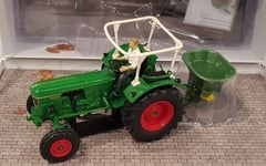 UNIVERSAL HOBBIES, Coffret Deutz 6005 avec semoir Amazone ZA, échelle 1/32, U...