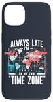 Coque pour iPhone 13 Always Late I'm My Own Time Zone Jeu de mots drôle Sarcasme Carte du monde