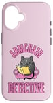 Coque pour iPhone 16 Fauteuil détective – Chat lisant un livre mystère confortable