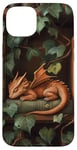 Coque pour iPhone 15 Plus Petit dragon endormi sur une bibliothèque avec des vignes