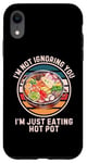 Coque pour iPhone XR Hot Pot rétro « I'm Not Ignoring You I'm Just Eating Hot Pot »