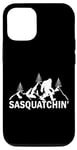 Coque pour iPhone 15 Explorez l'aventure Silhouette de Sasquatch en plein air