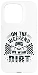 Coque pour iPhone 15 Pro Dirt Track Racing le week-end, nous portons un pilote de voiture Dirt Race