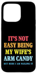 Coque pour iPhone 15 Pro Max Ce n'est pas facile d'être le bonbon pour les bras de ma femme - Funny Husband