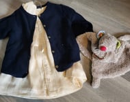 KIABI Ensemble robe satinée + gilet bleu marine + doudou sigikid Taille 6 mois