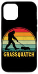 Coque pour iPhone 12/12 Pro Grassquatch Sasquatch Bigfoot Tondeuse à gazon vintage rétro