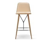 Fredericia Furniture - Spine Wood Base Barstool, Lackerad ek, Svart metall, Lädergrupp 3, 90 Natural - Barstolar - Space Copenhagen - Brun,Svart - Läder/Trä