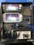 Sony PSVita Pack Adaptateur Secteur Allume Cigare Housse Usb Casque Stereo Neuf