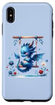 Coque pour iPhone XS Max Dragon ludique se balançant dans le jardin sur fond bleu.