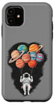 Coque pour iPhone 11 Astronaute se balançant à travers les planètes spatiales Aventure