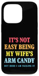 Coque pour iPhone 13 Pro Ce n'est pas facile d'être le bonbon pour les bras de ma femme - Funny Husband