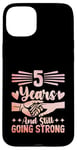 Coque pour iPhone 15 Plus 5 Years And Still Going Strong Wedding Anniv Couple marié