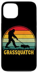 Coque pour iPhone 13 Grassquatch Sasquatch Bigfoot Tondeuse à gazon vintage rétro