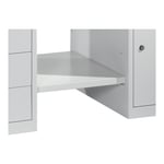 C + P Möbelsysteme C+P Etagère pour établi avec deux armoires sur pied B1500mm Couleur gris clair