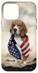 Coque pour iPhone 12 mini Beagle Dog enveloppé dans un drapeau américain debout parmi les montagnes