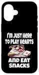 Coque pour iPhone 16 Funny I'm Just Here To Play Hearts And Eat Snacks Jeu de cartes