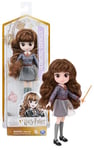 Harry Potter - Wizarding World - POUPÉE 20 CM HERMIONE GRANGER - Poupée figurine Articulée 20 cm Avec Baguette Magique et Uniforme de Poudlard - Jouet Harry Potter - Jouet Enfant 5 ans et +