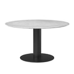 Gubi - GUBI 2.0 Dining Table, Ø 130 cm, Skiva: Marmor - Bianco Carrara, Bas: Svart - Ruokapöytä - Valkoinen - Metalli/Kivi