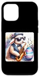 Coque pour iPhone 14 Pro Agneau dans des lunettes de soleil jouant du saxophone dans un club de jazz Pâques