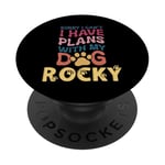 Nom de chien Rocky - Cadeau personnalisé « Busy With My Dog Rocky » PopSockets PopGrip Adhésif