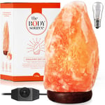 the body source Lampe en Cristal de Sel de l'Himalaya Bouton de réglages d’intensité - Entièrement Naturelle - Fabriquée à la Main avec Base en Bois - 2-3kg