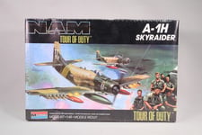 LP172 MONOGRAM 5454 Maquette 1/48 Avion militaire Skyraider A-1H NAM Tour duty