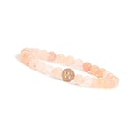 GD GOOD.designs EST. 2015 Bracelet avec lettres et perles en pierre naturelle de quartz rose I Bracelet de perles personnalisé pour femme avec perle lettre plaquée or 18 carats (W)