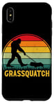 Coque pour iPhone XS Max Grassquatch Sasquatch Bigfoot Tondeuse à gazon vintage rétro