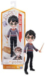 POUPÉE 20 CM HARRY POTTER WIZARDING WORLD - Poupée figurine Articulée Harry Potter 20 cm - Avec Baguette Magique et Tenue Uniforme Poudlard à collectionner - 6061836 - Jouet Enfant 5 ans et +