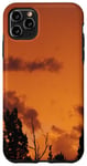 Coque pour iPhone 11 Pro Max Sapins, nuages et ciel ombré orange doré