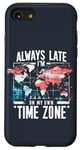 Coque pour iPhone SE (2020) / 7 / 8 Always Late I'm My Own Time Zone Jeu de mots drôle Sarcasme Carte du monde