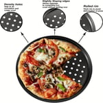 '3 kpl paistoteräksinen pizzapannu, jossa on reikiä'