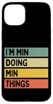 Coque pour iPhone 15 Plus Citation personnalisée humoristique I'm Min Doing Min Things