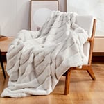 Cozy Bliss Couverture en Fausse Fourrure rayée Super Douce pour canapé, 127 x 152,4 cm, Beige, Couverture Chaude en Peluche laiteuse pour canapé, lit, Salon, Chambre à Coucher (Beige)