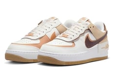 Nike Femme Air Force 1 Shadow Sneaker, Sail Flax Sesame Brown, 40 EU