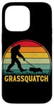 Coque pour iPhone 14 Pro Max Grassquatch Sasquatch Bigfoot Tondeuse à gazon vintage rétro