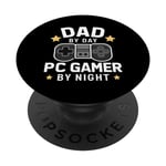 Dad By Day PC Gamer By Night Fête des pères pour les papas de jeu PopSockets PopGrip Interchangeable