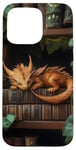 Coque pour iPhone 15 Pro Max Petit dragon endormi sur une bibliothèque