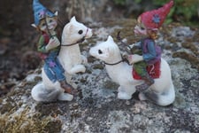 97237 FIGURINE DEUX  TROLL SUR   HERMINE  PIXIE ELFE PIXIES BRETAGNE BRETON BZH