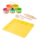 roba x Play-Doh Ensemble de Jeu Durable pour Activités Manuelles - Tapis Créatif 3D, 3 Ustensiles en Bois FSC®, 6 Pots de Pâte à Modeler - Kit Éducatif pour Enfants Dès 3 Ans