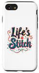 Coque pour iPhone SE (2020) / 7 / 8 Life's a Stitch Kit de couture amusant pour les amateurs de couture