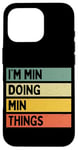 Coque pour iPhone 16 Pro Citation personnalisée humoristique I'm Min Doing Min Things