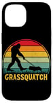 Coque pour iPhone 14 Grassquatch Sasquatch Bigfoot Tondeuse à gazon vintage rétro